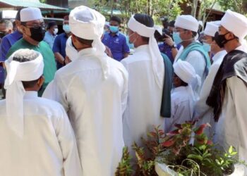 SULAIMAN Md. Ali meluangkan masa melawat pelajar tahfiz di Pondok Tahfiz Baitussiddiq, Jalan Air Hitam, Melaka. - FOTO/RASUL AZLI SAMAD