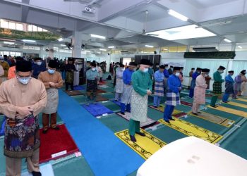 SULTAN  Nazrin Muizzuddin Shah (tengah) menunaikan solat sunat Aidiladha di Masjid Saidina Abu Bakar As-Siddiq kem Pasukan Gerakan Am (PGA)  Briged Utara, Ulu Kinta di Ipoh. - UTUSAN/GAMBAR ZULFACHRI ZULKIFLI