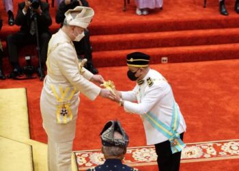 SULTAN Nazrin Muizzuddin Shah menganugerahkan Darjah SPMP kepada Saarani Mohamad pada Istiadat Menghadap Sembah Taat Setia dan Penganugerahan Darjah Kebesaran Negeri Perak Sempena Sambutan Ulang Tahun Keputeraan baginda di Istana Iskandariah di Kuala Kangsar, Perak, hari ini. - FOTO/ZULFACHRI ZULKIFLI