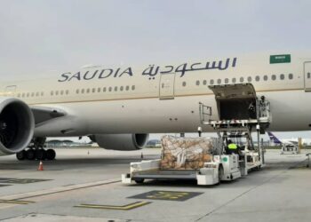 Kapsyen: ANTARA sumbangan peralatan perubatan yang dipunggah keluar dari sebuah pesawat Saudia Airlines di Lapangan Terbang Antarabangsa Kuala Lumpur hari ini. – FB HISHAMMUDDIN HUSSEIN