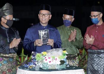 JASNI Md. Kechik (dua dari kiri) merasmikan pelancaran buku Antologi Sumpah Guru pada Majlis Apresiasi dan Penganugerahan Bintang KGMMB di Hotel Mudzaffar, Ayer Keroh, Melaka. - UTUSAN/RASUL AZLI SAMAD