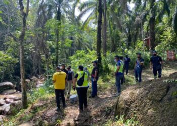 PETUGAS LUAS bersama agensi berkaitan menjalankan pemantauan di Sungai Remok di Hulu Selangor, Selangor yang tercemar akibat operasi daripada sebuah premis jalankan kerja berkaitan pertanian.