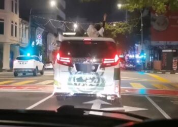 TANGKAP layar video tular tiga remaja mengeluarkan kepala melalui sunroof sebuah kereta di Jalan Sultan Idris Shah, Ipoh. - UTUSAN/MEDIA SOSIAL