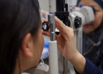 Dr. Malisa Ami (kanan) menjelaskan rawatan awal dalam kalangan kanak-kanak penting untuk mengelakkan mata malas atau 'amblyopia'.