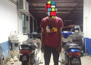 MAT rempit yang ditahan kerana melakukan aksi 'Superman' dengan menggunakan dua motosikal berasingan dalam Op Samseng Jalanan sempena OP Selamat 17  di Jalan Keruak di Besut, semalam. 