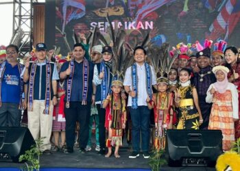 HALIMAH Mohamed Sadique (empat kiri) bersama Arthur Joseph Kurup (lima kiri) dan Shahelmey Yahya (tiga kiri) semasa perasmian Semarak Uniti Keluarga Malaysia di Nabawan, Sabah hari ini.