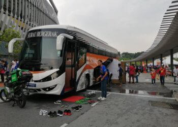 SURAU bergerak disediakan JAWI bagi memudahkan umat Islam menunaikan solat di perkarangan Stadium Nasional Bukit Jalil, Kuala Lumpur, hari ini. - GAMBAR/AIZAWATI AHMAD
