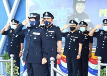 SURINA Saad memberi tabik hormat semasa Majlis Perbarisan dan Perhimpunan sempena Hari Polis ke-214 di IPK Perlis, Kangar hari ini. - FOTO/NAZLINA NADZARI