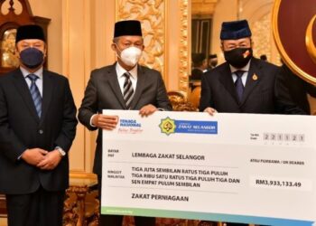 SULTAN Sharafuddin Idris Shah menerima bayaran zakat daripada Hassan Ariffin yang menyerahkan plakat cek kepada baginda sebagai simbolik bayaran zakat sebanyak RM3.93 juta di Istana Alam Shah, Klang, Selangor, hari ini.