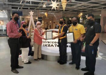 MAZWIN Mohamad (tiga dari kiri) menyampaikan sijil penghargaan kepada wakil IKEA Tebrau atas usaha gedung itu dalam pengasingan sisa di punca. – IHSAN SWCORP