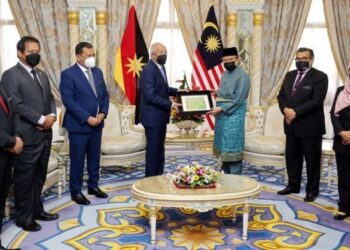 PATINGGI Abang Johari Tun Openg (tiga dari kanan) menerima cenderhati daripada Mahzir Khalid semasa perjumpaan tersebut bersama-sama rombongan dari Kementerian Pembangunan Luar Bandar di di Wisma Bapa Malaysia, Kuching, Sarawak.