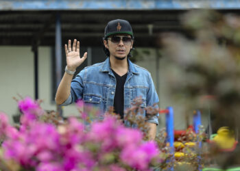 Syamsul Yusof hadir bagi memfailkan permohonan nusyuz terhadap Puteri Sarah Liyana di Mahkamah Rendah Syariah Gombak Timur. 
– UTUSAN/FARIZ RUSADIO