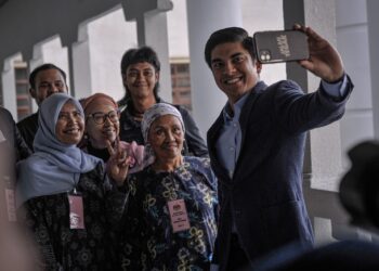 SYED Saddiq Syed Abdul Rahman melayan penyokongnya berswafoto ketika hadir di Mahkamah Tinggi Kuala Lumpur bagi prosiding bela diri terhadap empat pertuduhan antaranya melibatkan dana Armada RM1 juta. - UTUSAN/FAIZ ALIF AHMAD ZUBIR