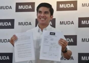 SYED Saddiq Syed Abdul Rahman menunjukkan lampiran kertas menyatakan keseluruhan aset dimilikinya sehingga 30 September lalu.