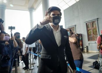 SYED Saddiq Syed Abdul Rahman ketika hadir bagi menghadapi pertuduhan berhubung penyelewengan lebih RM1 juta wang peruntukan parti politik di Mahkamah Sesyen Kuala Lumpur. - UTUSAN/FARIZ RUSADIO