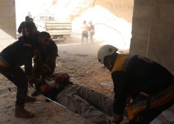 Sukarelawan berusaha menyelamatkan mangsa serangan bom di Atarib, Syria pada Ahad.