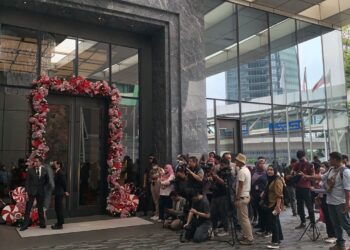 LEBIH 20 petugas media  menunggu di luar Hotel St. Regis bagi mengikuti perkembangan kemelut pembentukan kerajaan.