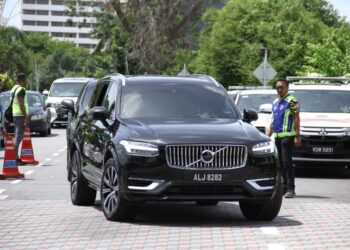 KENDERAAN SUV yang membawa Saarani Mohamad tiba di pekarangan Istana Kinta di Ipoh, Perak, hari ini. - UTUSAN/MUHAMAD NAZREEN SYAH MUSTHAFA