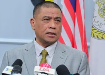 SAARANI Mohamad pada sidang akhbar selepas mempengerusikan mesyuarat pertama exco kerajaan negeri di Ipoh hari ini. - FOTO/MUHAMAD NAZREEN SYAH MUSTHAFA