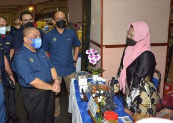 SAARANI Mohamad (kiri) beramah mesra bersama sahabat AIM di Laman Seri Ridzuan, Ipoh hari ini. - FOTO/ZULFACHRI ZULKIFLI