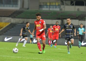 AKSI Sabah (baju merah) ketika menentang Sri Pahang dalam saingan Liga Super di Stadium Likas malam ini. - IHSAN SABAH FOOTBALL CLUB