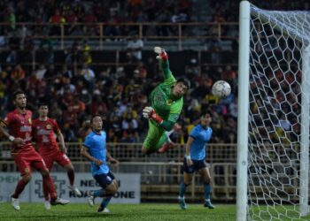 Penjaga gol Negeri Sembilan, Syihan Hazmi tertewas menerusi tandukan pemain import Sabah, Park Taesu dalam aksi Liga Super malam kelmarin.- UTUSAN/MOHD. SHAHJEHAN MAAMIN.