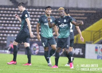 PEMAIN Melaka yang baru kembali dari Kota Kinabalu semalam kini resah menunggu keputusan ujian swab Covid-19. – IHSAN MELAKA UNITED