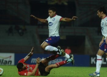 PENYERANG Sabah FC, Jailton Paraiba (kanan) bersaing dengan penyerang Negeri Sembilan, Casagrande dalam aksi Liga Super di Stadium Tuanku Abdul Rahman, Paroi semalam.-UTUSAN/MOHD. SHAHJEHAN MAAMIN