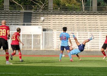 Nazirul Naim melakukan aksi akrobatik  dalam perlawanan persahabatan menentang kelab Indonesia.- Ihsan Sabah FC