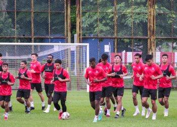 SKUAD Sabah FC menjalani sesi latihan terakhir sebelum berdepan PDRM FC dalam aksi Liga Super di Stadium Majlis Bandaraya Petaling Jaya, malam ini.-IHSAN SABAH FC