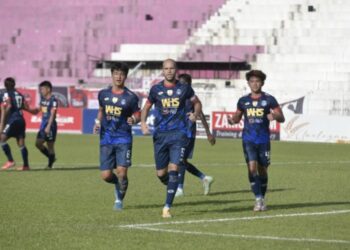 RISTO Mitrevski (tengah) menyempurnakan kedua-dua sepakan penalti Sabah dalam aksi Piala Malaysia menentang Kelantan FC di Kota Bharu, 30 September lalu.