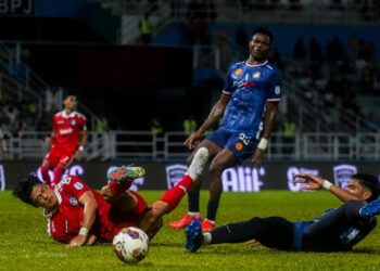 PERTAHANAN Sabah FC, Park Tae-soo (kiri) diasak pemain PDRM FC dalam saingan Liga Super di Petaling Jaya kelmarin. - UTUSAN/SHIDDIEQIIN ZON
