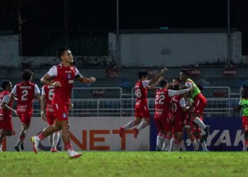 Pemain-pemain Sabah meraikan jaringan kemenagan pada perlawanan Liga Super berdepan PJ City, di Stadium MBPJ, di sini hari ini.-UTUSAN/SHIDDIEQIIN ZON