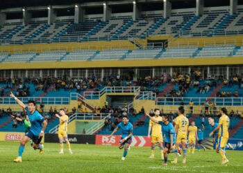 PEMAIN Sri Pahang (jersi kuning) kecewa selepas tumpas kepada Sabah dalam aksi Liga Super di laman sendiri di Kuantan malam tadi. - IHSAN SABAH FC
