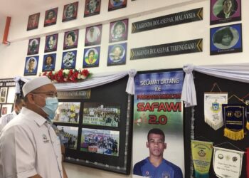 WAN Sukairi melawat Galeri Bola Sepak di Sekolah Menengah Kebangsaan (SMK) Bukit Nenas di Kuala Nerus, Terengganu ketika pelancaran Program Mencari Safawi 2.0 hari ini. - UTUSAN/TENGKU DANISH BAHRI TENGKU YOSOFF