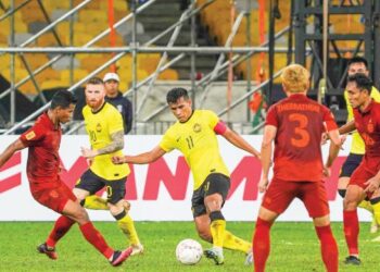 SAFAWI Rasid (dua, kanan) berharap pemain yang diberi keistimewaan sebagai naturalisasi Harimau Malaya haruslah menunjukkan prestasi lebih tinggi daripada anak tempatan.