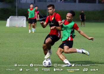 Safawi Rasid diasak Sharul Nazeem Zulpakar pada sesi latihan skuad Harimau Malaya.-IHSAN FAM