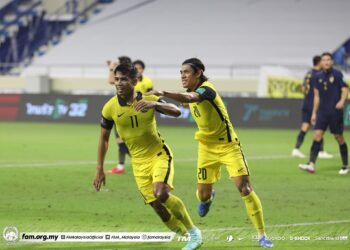 SAFAWI Rasid meraikan gol kemenangan selepas menyudahkan sepakan penalti bersama Syafiq Ahmad - Ihsan FAM