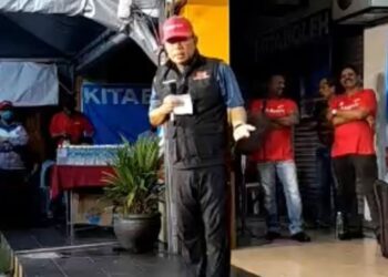 SAIFUDDIN Nasution turun padang dalam ceramah umum bagi membantu calon PH di Parlimen Sungai Buloh di Taman Saujana Utama 2 semalam.