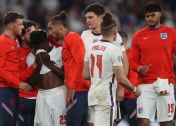 PEMAIN-pemain England memujuk Bukayo Saka yang terlalu sedih selepas gagal menyempurnakan sepakan penalti. - AFP