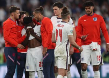 Bukayo Saka ditenangkan pemain lain selepas gagal menyempurnakan sepakan penalti kelima buat England.