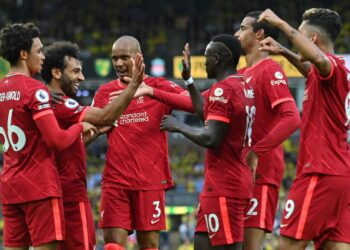MOHAMED Salah (dua, kiri) meraikan jaringannya bersama rakan-rakan sepasukan ketika membantu Liverpool menumpaskan Norwich City dalam aksi pembukaan Liga Perdana Inggeris di Carrow Road, Norwich hari ini. - AFP