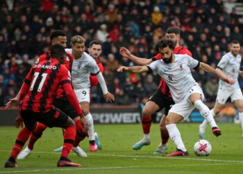 BINTANG Liverpool, Mohamed Salah  cuba melepasi kawalan pertahanan Bournemouth.-AFP