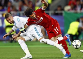 MOHAMED Salah (kanan) terpaksa dikeluarkan awal ketika Liverpool tumpas kepada Real Madrid dalam final Liga Juara-Juara 2018 selepas cedera akibat dikasari Sergio Ramos.