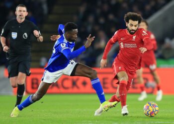 MOHAMAD Salah berjaya melepasi kawalan pertahanan Leicester City dalam aksi Liga Perdana Inggeris (EPL) di Stadium King Power.