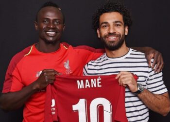 SADIO Mane (kiri) menang anugerah Pemain Terbaik Afrika untuk menewaskan Mohamed Salah.