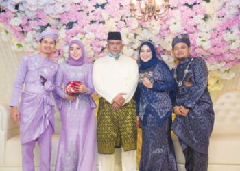 Farah Nadirah Salahuddin (dua, kiri) dan Ameera Diyana (dua, kanan) bersama Salahuddin Che Ros (tengah) di hari perkahwinan mereka pada 19 September 2020 di Pulau Pinang. – IHSAN FARAH NADIRAH