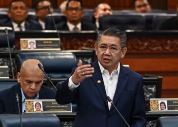 SALAHUDDIN Ayob ketika menjawab sesi penerangan berkenaan kebenaran kerajaan terhadap pengeluaran Gula Putih Bertapis Jernih di Dewan Rakyat, hari ini. - IHSAN JABATAN PENERANGAN MALAYSIA