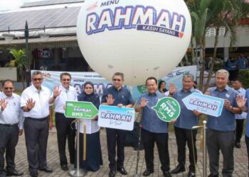 SALAHUDDIN Ayub (lima dari kanan) dan Alexander Nanta Linggi (empat dari kanan) ketika melancarkan Menu Rahmah di Kawasan Rehat dan Rawat (R&R) Dengkil, Lebuhraya ELITE (arah Selatan), Dengkil, hari ini.