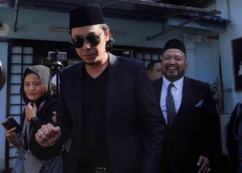 Syamsul Yusof tiba di Mahkamah Syariah Gombak Timur, semalam untuk sebutan semula tuntutan nusyuz terhadap isterinya, Puteri Sarah Liyana Megat Kamaruddin. – UTUSAN/SHIDDIEQIIN ZON